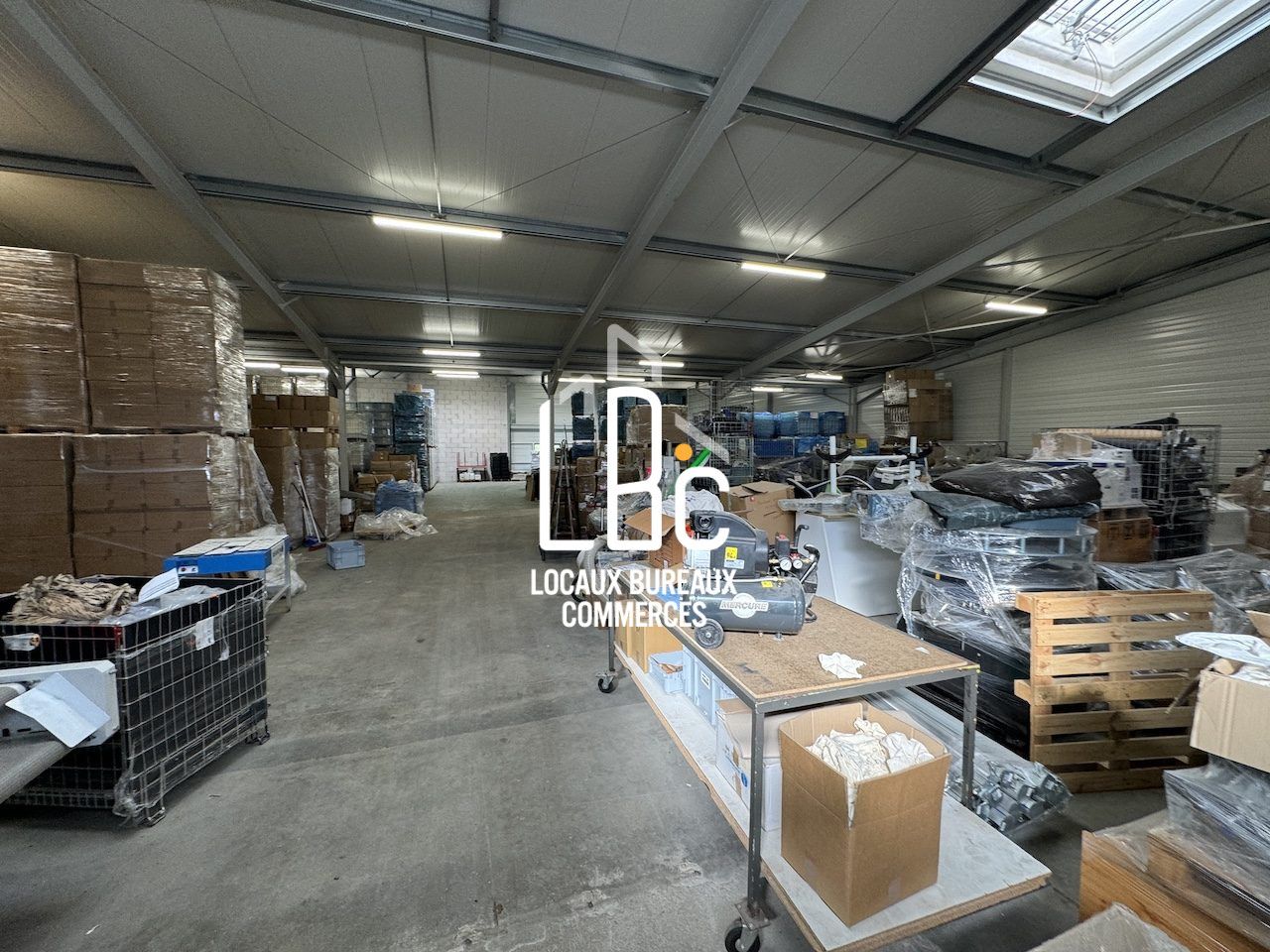Location local commercial 588.00 m² à Saint-Herblain