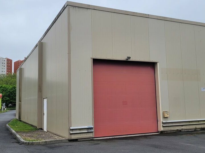 Location local d''activites 200 m² non divisibles