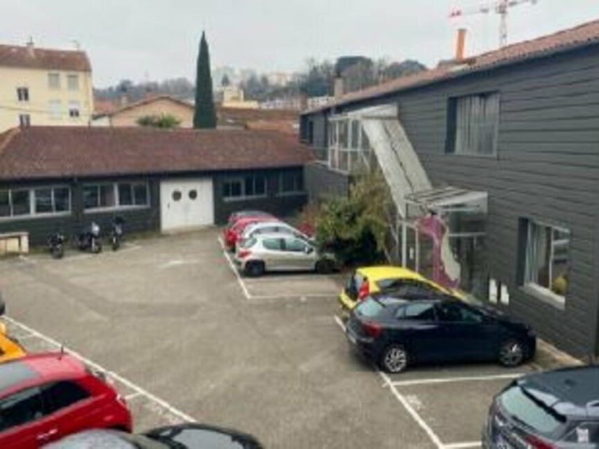 À VENDRE – BÂTIMENT DE 1 587 m² AVEC COUR PRIVATIVE – LYON 9ᵉ / VAISE – INVESTISSEMENT MIXTE
