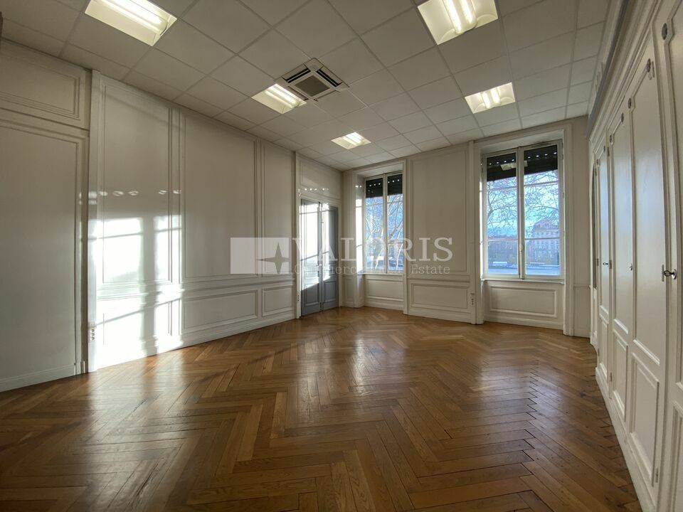Au cœur de la Presqu'ile, sur les quais du Rhone, VALORIS REAL ESTATE vous propose des bureaux de 178 m² à la location. Transports, commerces et services à proximité immédiate. 