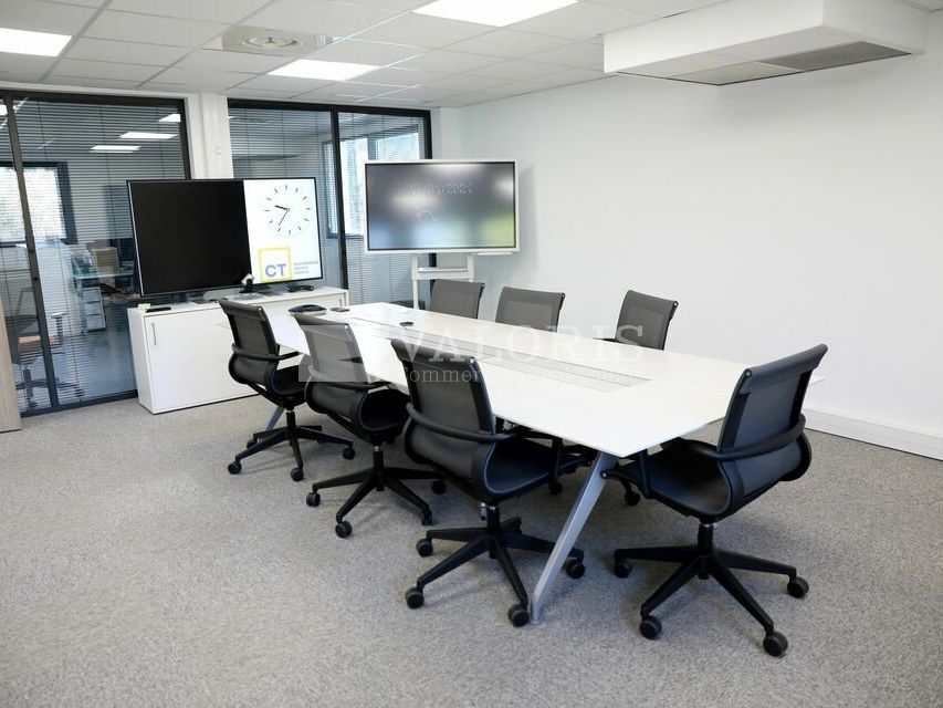 VALORIS MEDITERRANNEE, vous propose, à la location, un immeuble de bureaux indépendant en R1 d'une surface de 430 m²  sur la commune de Vitrolles. Accès immédiat D9, à 3mn de l'A7 et 7mn de la Gare TGV d'Aix en Provence. 