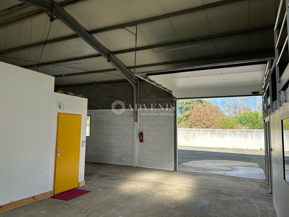 Local d'activité avec bureaux d'environ 210 m², à louer à Chambray les Tours