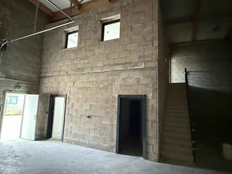 Local d'activités neuf et divisible proche A13. 