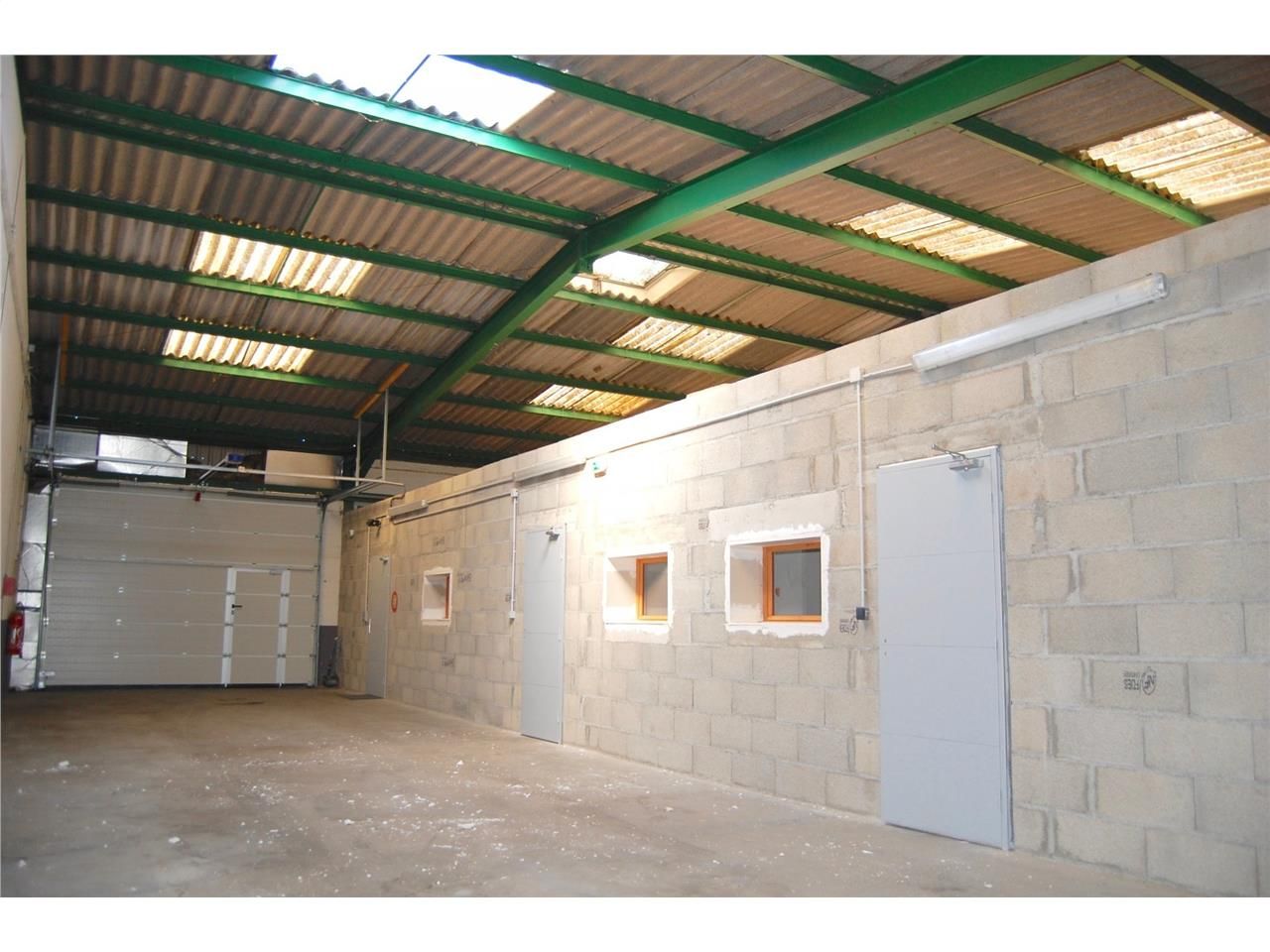 SAINT-ETIENNE - FOR RENT - 160 m2 business premises with eas