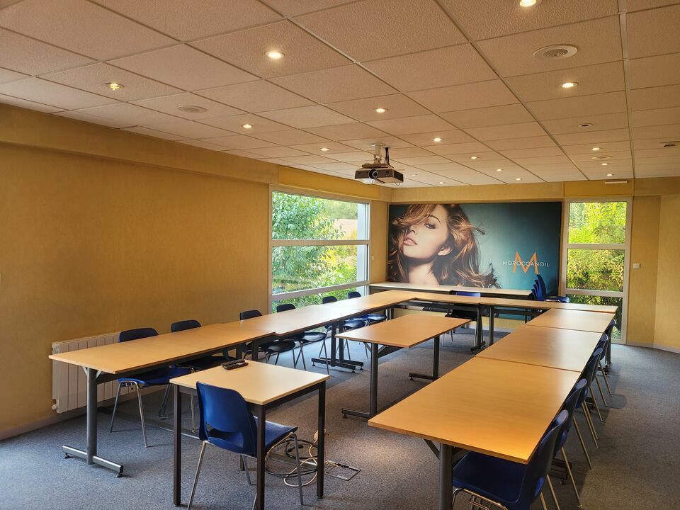 BEAU BATIMENT INDEPENDANT.