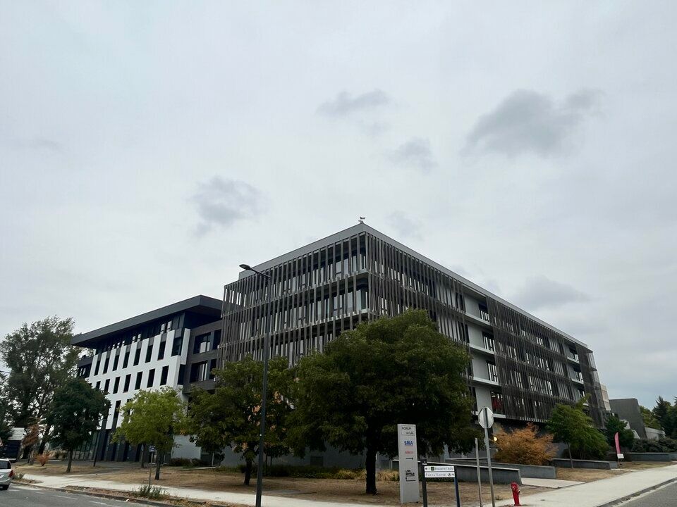 A Bruges, dans un immeuble récent, bureaux proposés à la location au 1er étage