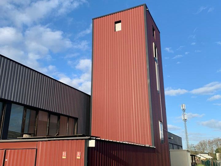 Dans la Zone d'Activités Laroche, sur un terrain de 4 500m², Entrepôt de 2470m² et bureaux de 360 m².