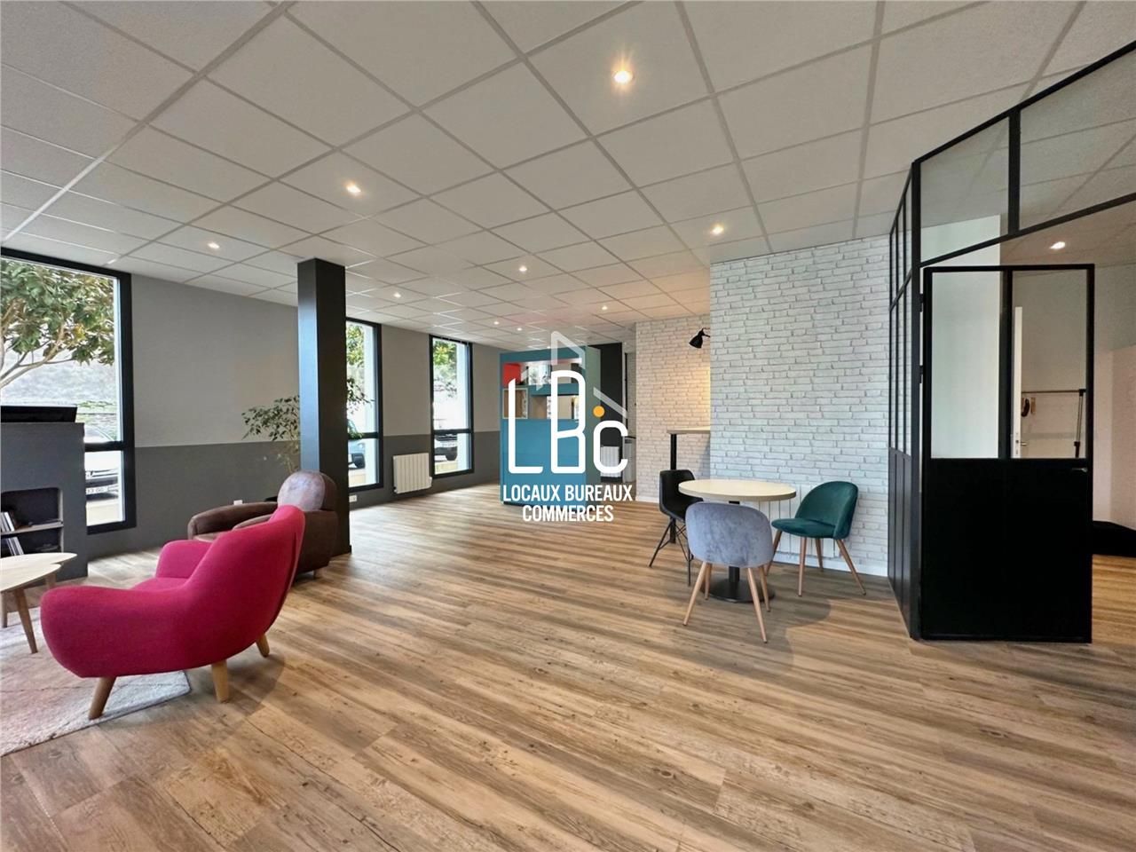 Location local commercial 128.00 m² à Saint-Julien-de-Concelles