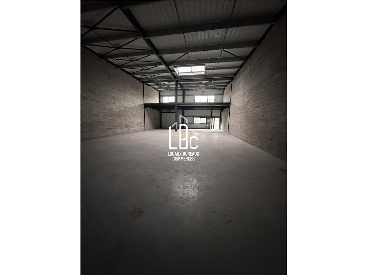 Location local 329.00 m² à Vertou