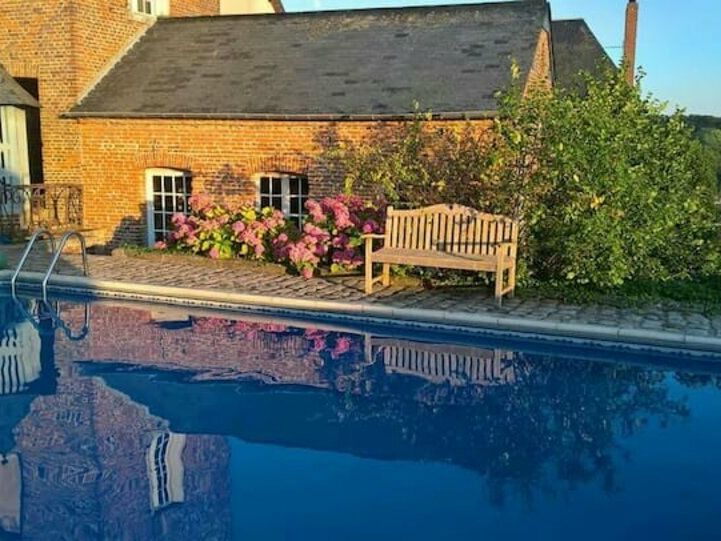 A vendre magnifique gite avec grande piscine localisé dans la belle ville de Bacqueville en caux à 15 kms de la mer.