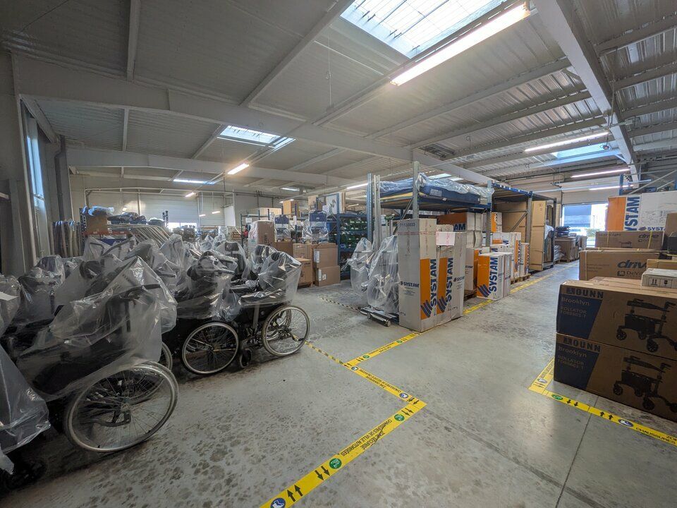 A louer beau local d'activité récent d'environ 1438m²