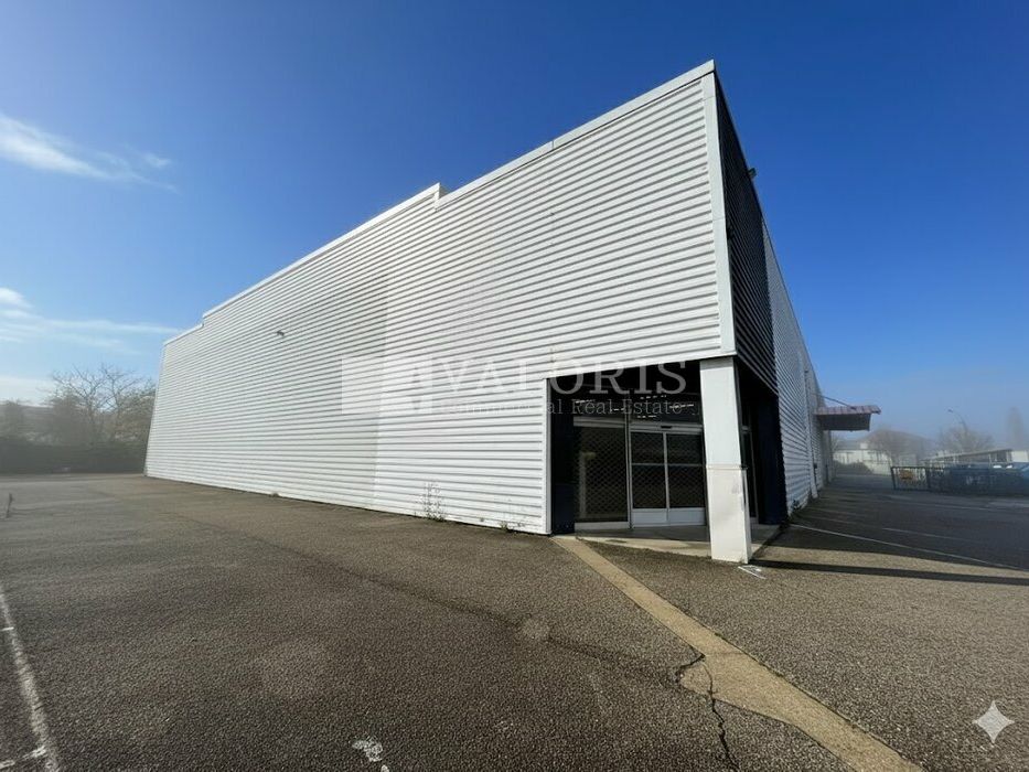 Valoris real Estate vous propose à la location un local commercial d'une surface de 980 m² au cœur de Vaulx-en-Velin.