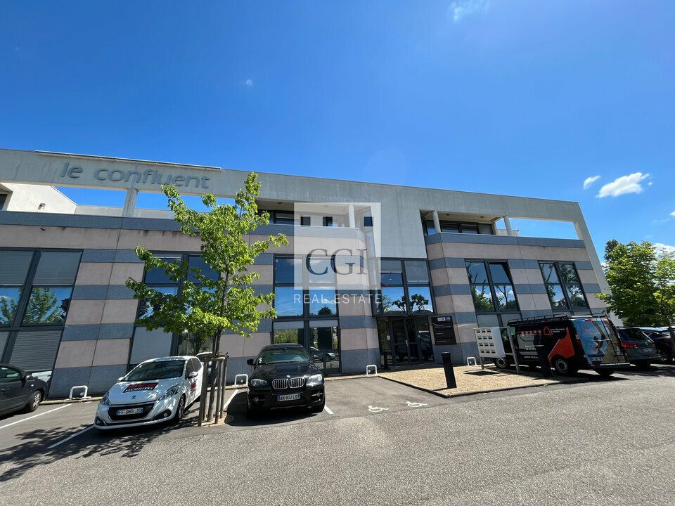 À LOUER – BUREAUX & LOCAUX MIXTES À PARTIR DE 97 m² – SAINT-QUENTIN-FALLAVIER – ACCESSIBILITÉ & CADRE AGRÉABLE