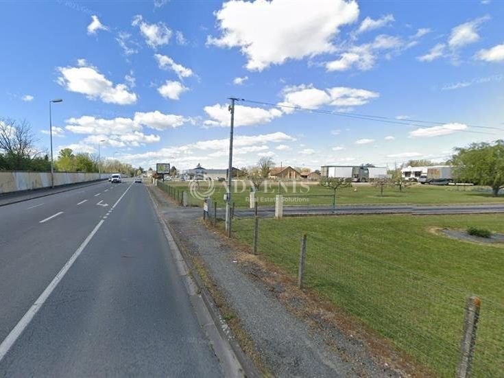 Location local commercial 400 m² divisibles à partir de 100 m²