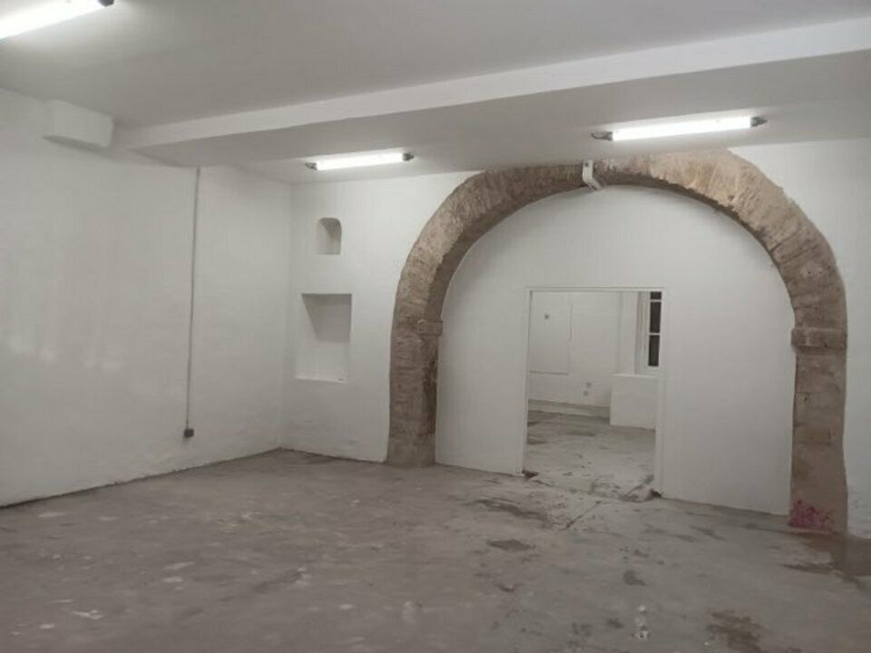 Valoris Real Estate vous propose un local commercial en rdc situé en presqu'ile dans le 1er arrondissement, ancien atelier d'artiste atypique ,