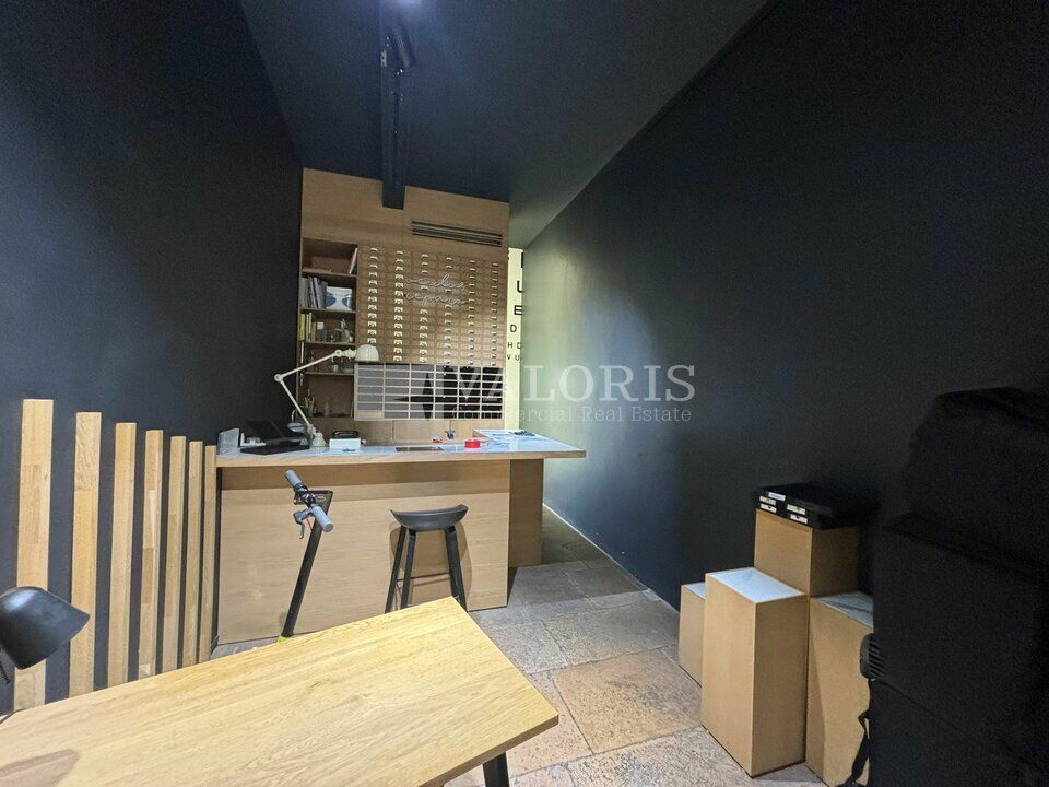 Valoris Real Estate vous propose à la location une boutique de 40 m² en rez-de-chaussée, idéalement située place des Célestins, à quelques mètres seulement de la place Bellecour. 