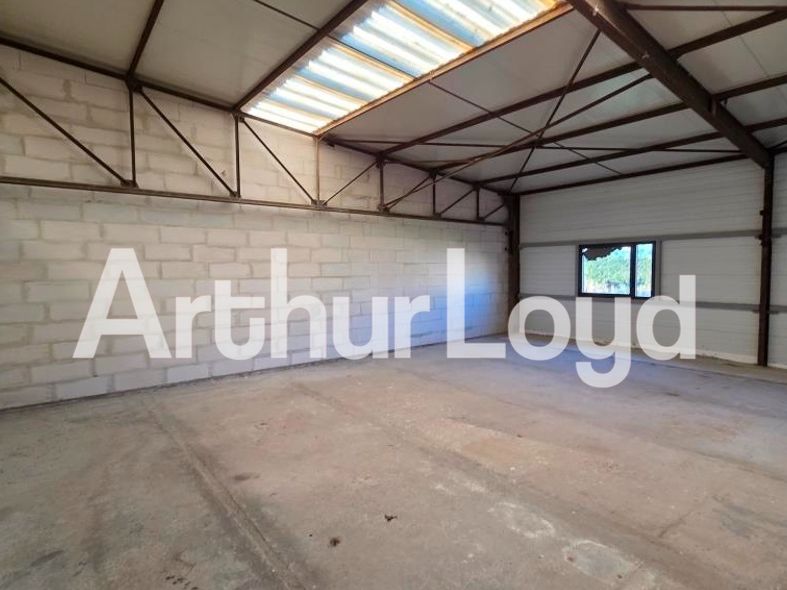 Location local 404.00 m² à CAEN