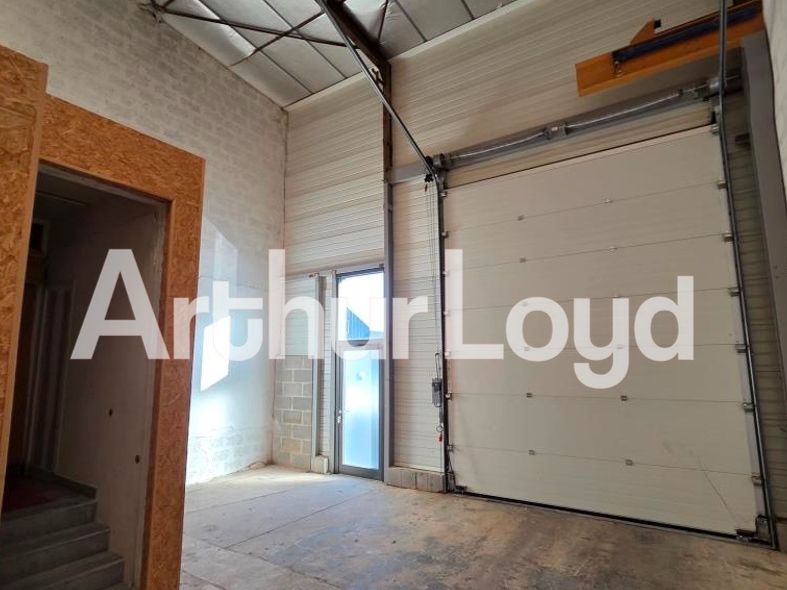 Location local 404.00 m² à CAEN