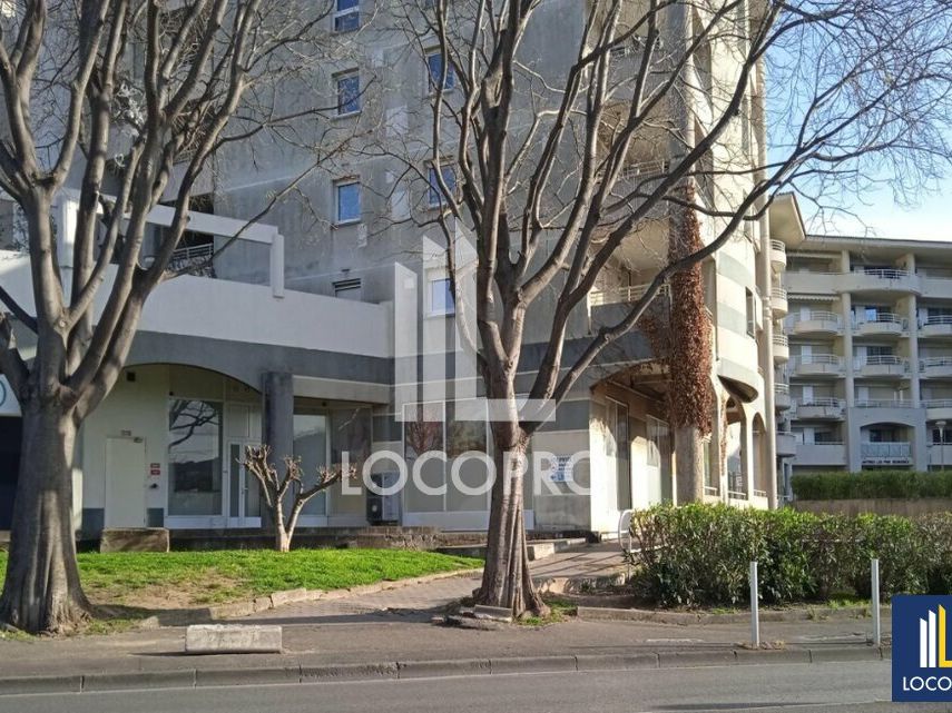 Location local commercial 261.83 m² non divisibles