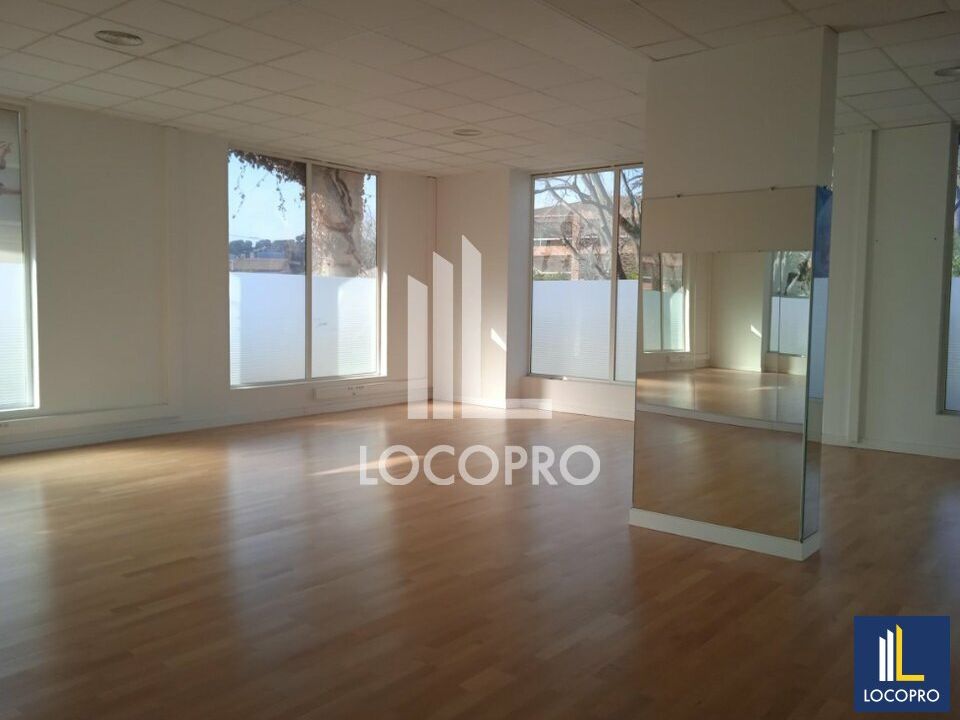 A LOUER - LOCAL COMMERCIAL - 261 M2 - JUAN LES PINS