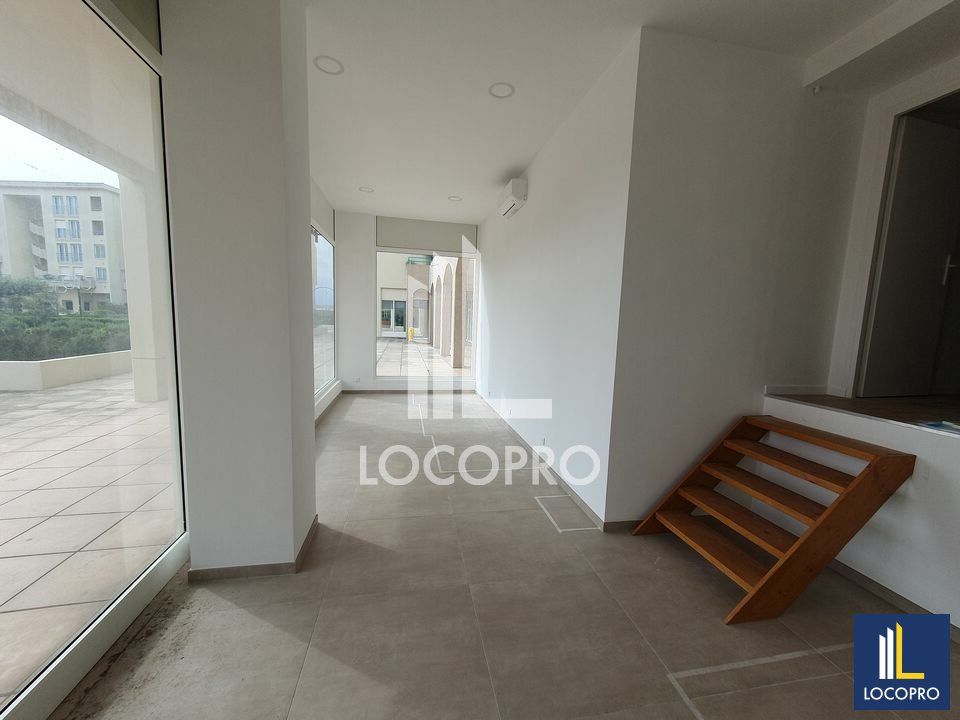 A LOUER - LOCAL COMMERCIAL - 41 M2 - ANTIBES LES PINS / PARC EXFLORA