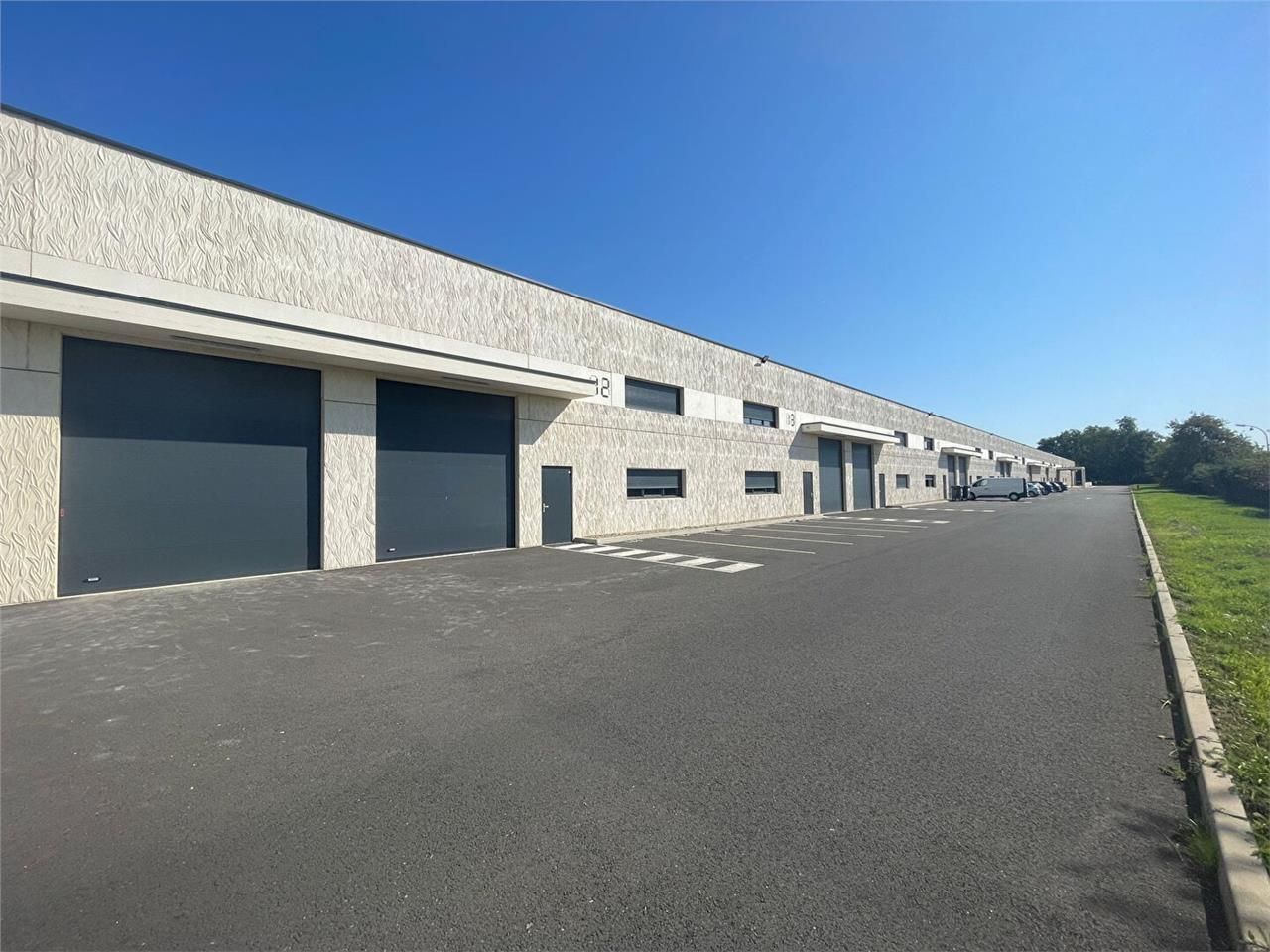 Vente local 448.00 m² à IZON