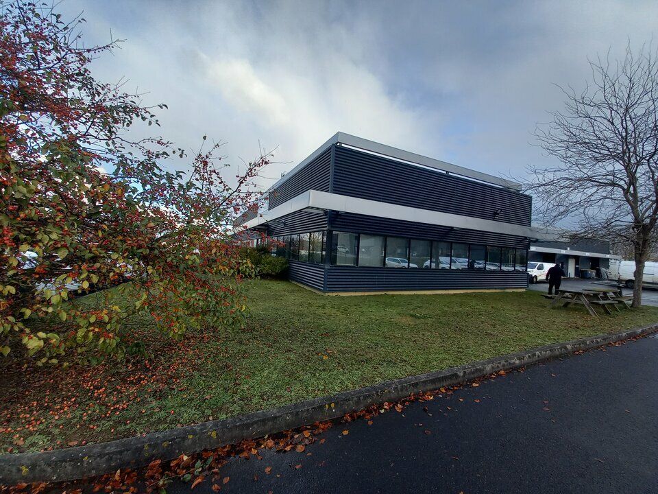 Location local d''activites 1438 m² non divisibles