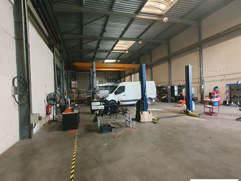 Location local d''activites 1079 m² non divisibles