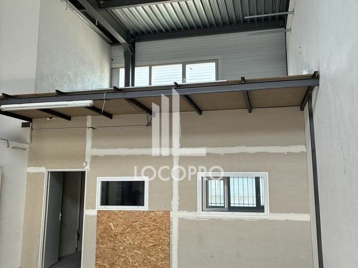 Location local d''activites 90 m² non divisibles