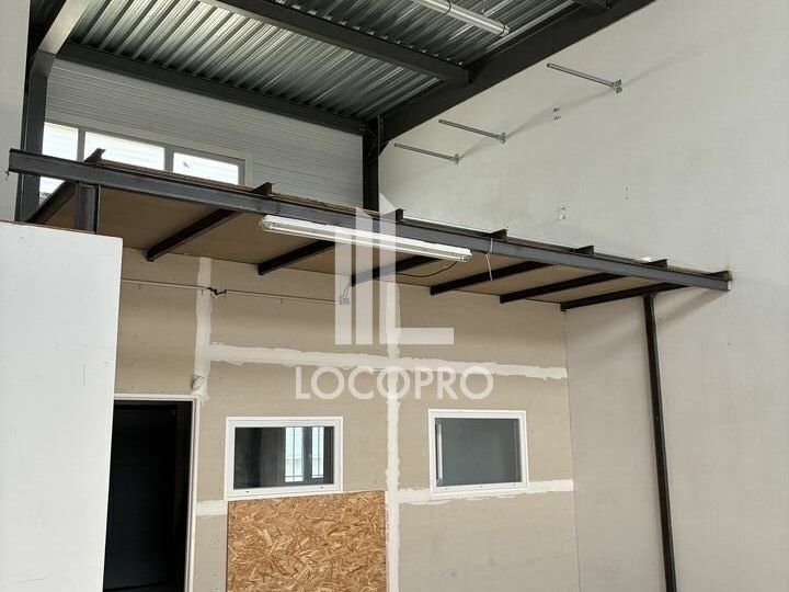 A LOUER - ENTREPOT - 90 M2 - FREJUS 