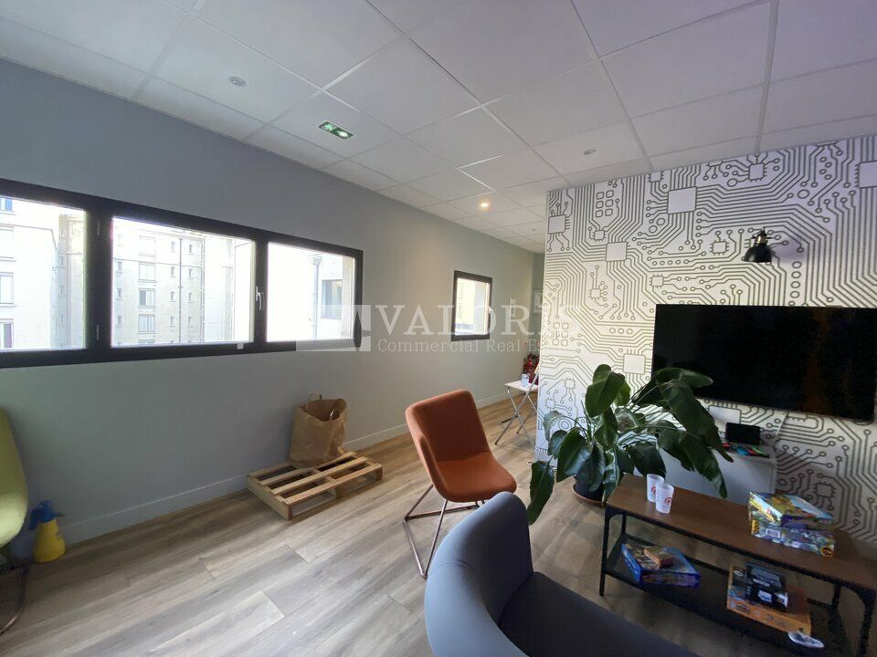 Valoris Real Estate vous propose des bureaux à louer de 196 m², situés à Lyon 9, à proximité immédiate du secteur de la gare de Vaise.