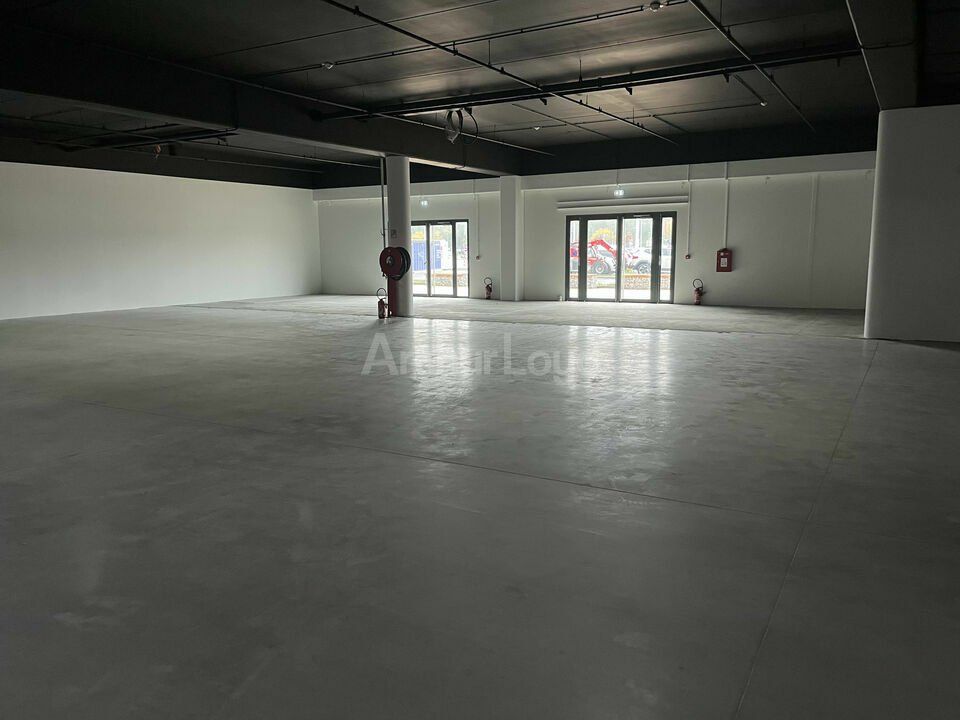 Location local commercial 633 m² non divisibles
