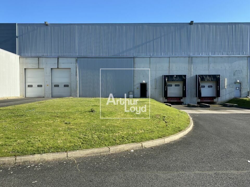Location local d''activites 6806 m² divisibles à partir de 3403 m²