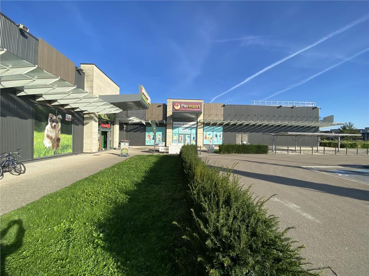 Location local commercial 740 m² à Sens