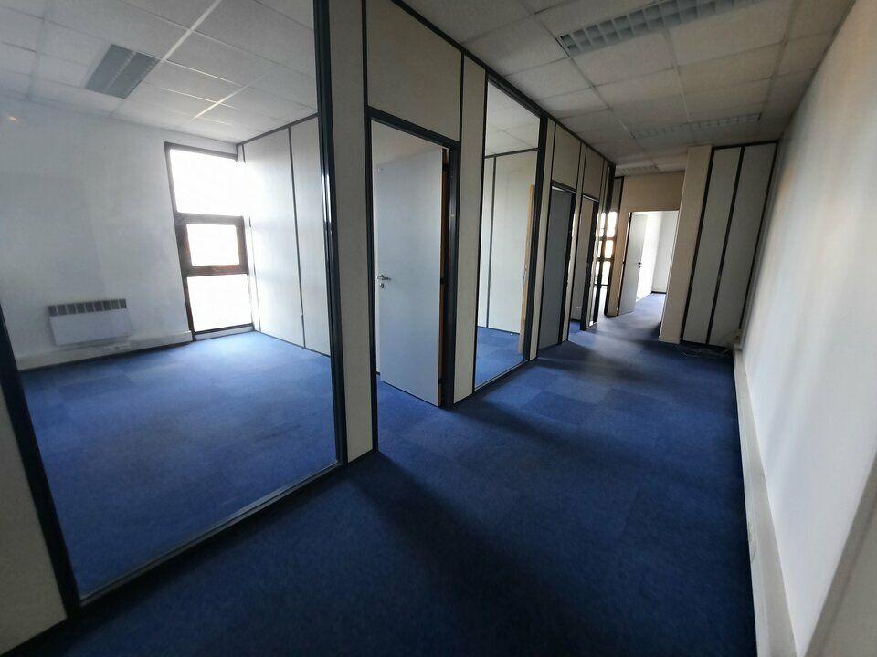 Proche Sud 3 & métro - Bureaux + parking.