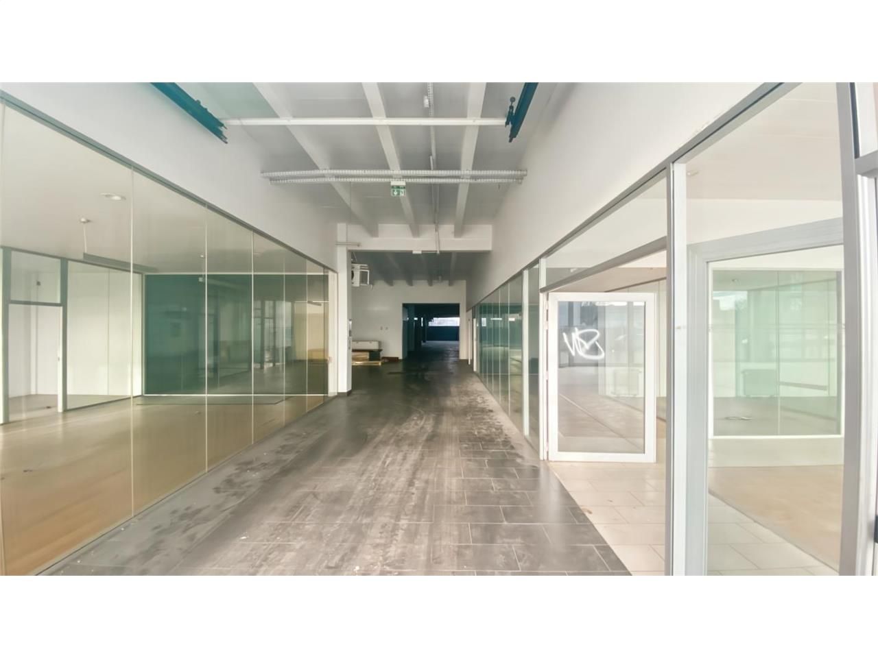 Location entrepôts 2100 m² non divisibles