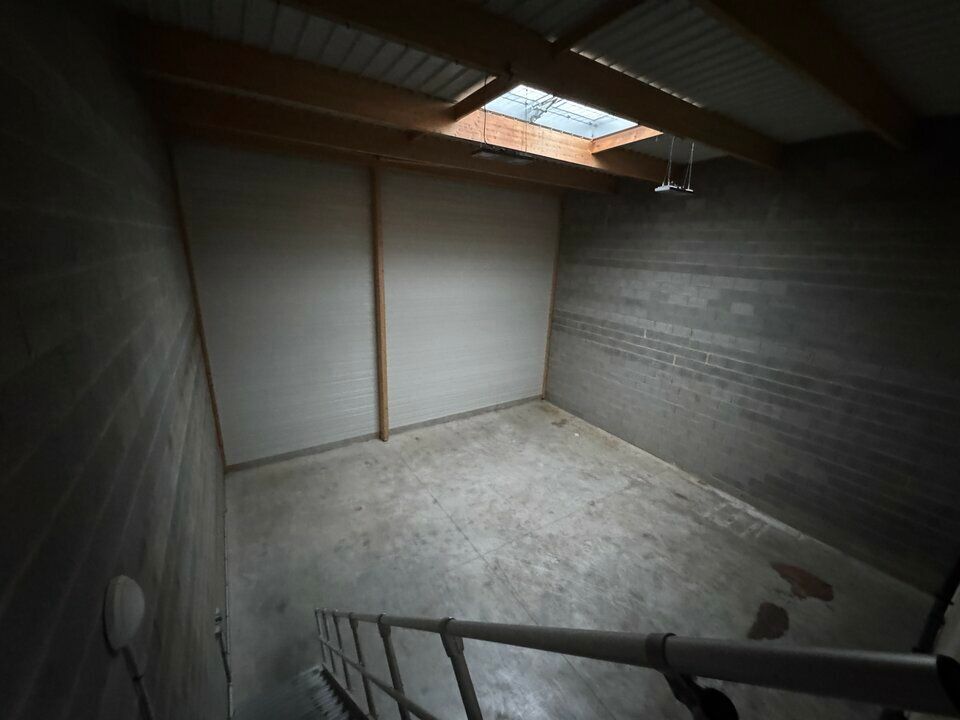 TOURS EST LA VILLE-AUX-DAMES - A LOUER LOCAL D'ACTIVITES DE 200 M² - 3 PARKINGS