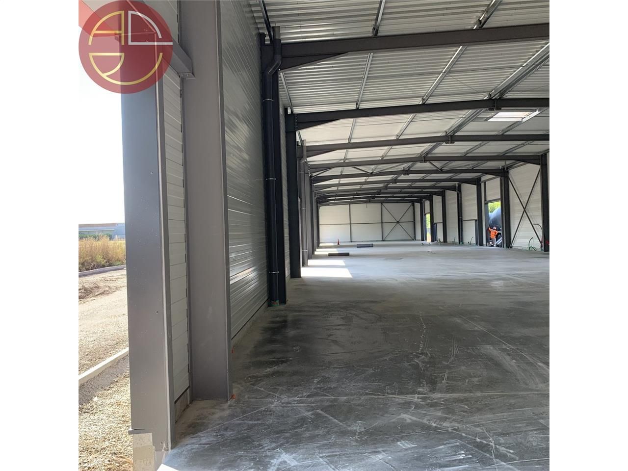 Location local 900 m² à SAINT JORY