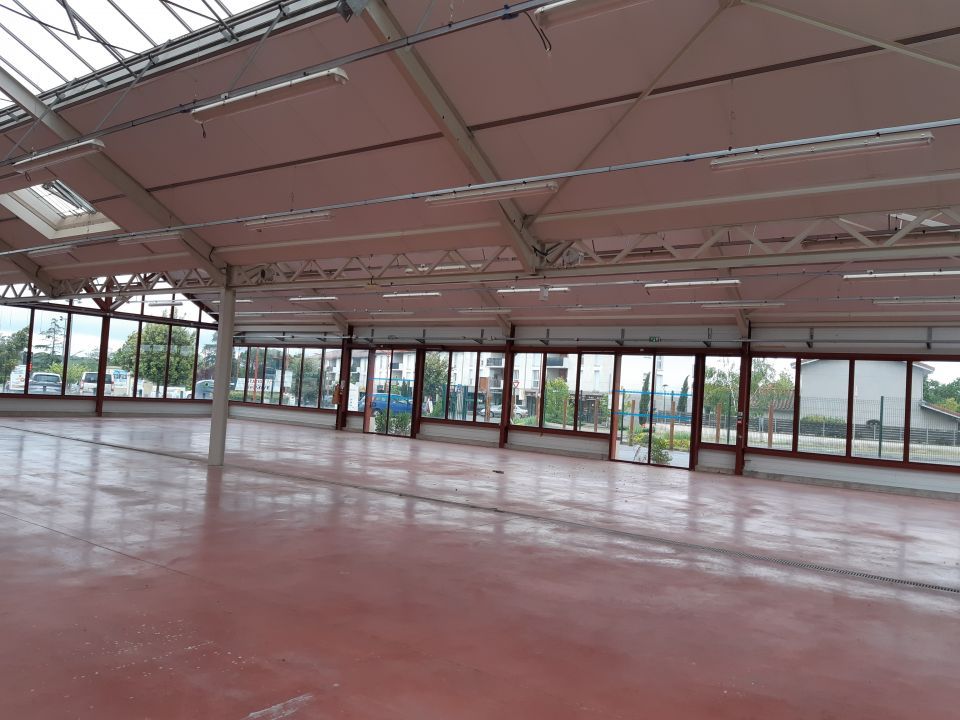 Location local commercial 1346 m² à BOULOC