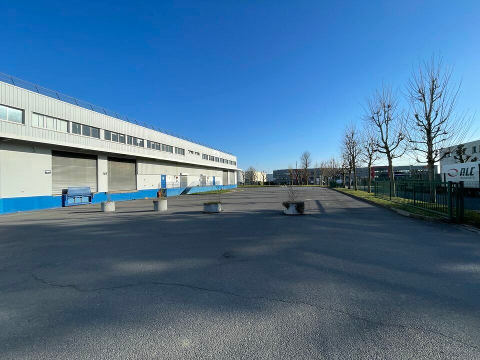France Locaux vous propose un entrepôt traversant avec des accès à quai  et un accès de plain-pied à proximité de l'A1 et de l'aéroport Roissy-Charles de Gaulle.