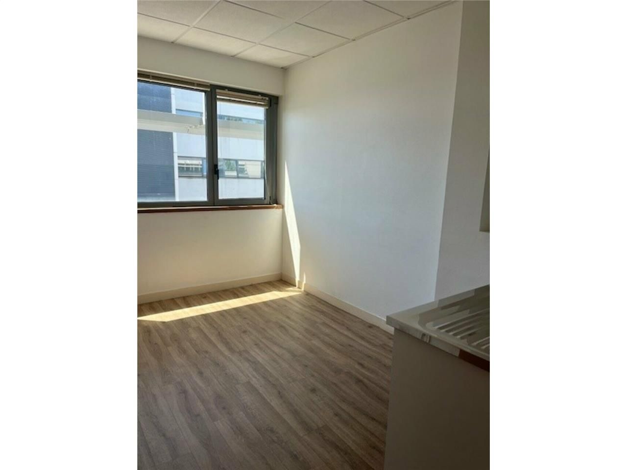 À louer : Plateau de bureaux au port de commerce de Brest – 2ᵉ étage avec ascenseur