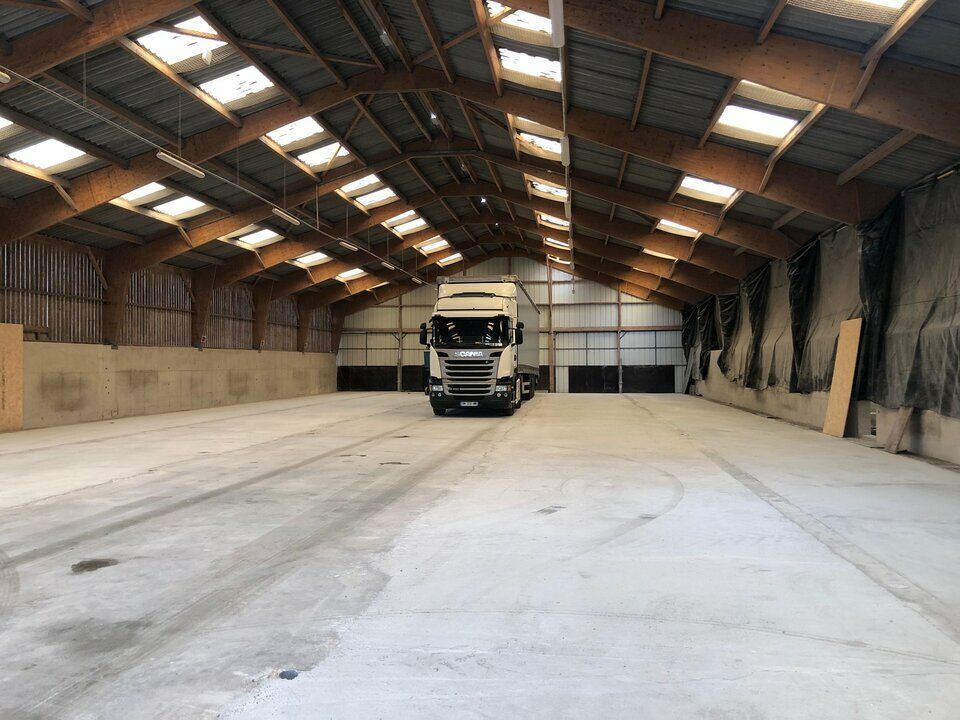 Location entrepot 900 m² non divisibles