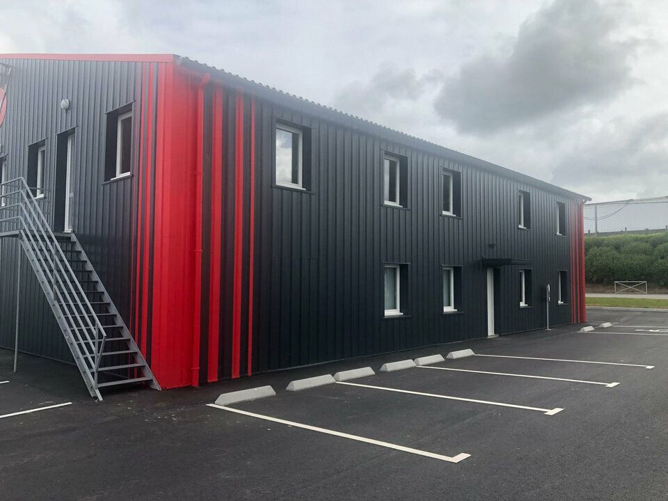 A LOUER - LOCAL PROFESSIONNEL - SAINT MARTIN DES CHAMPS 