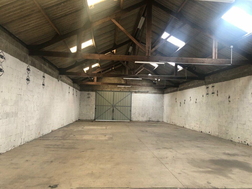 LOCAL D'ACTIVITE SUR DEUX NIVEAUX DE 366 m2 DONT 266 m2 D'ENTREPOT
