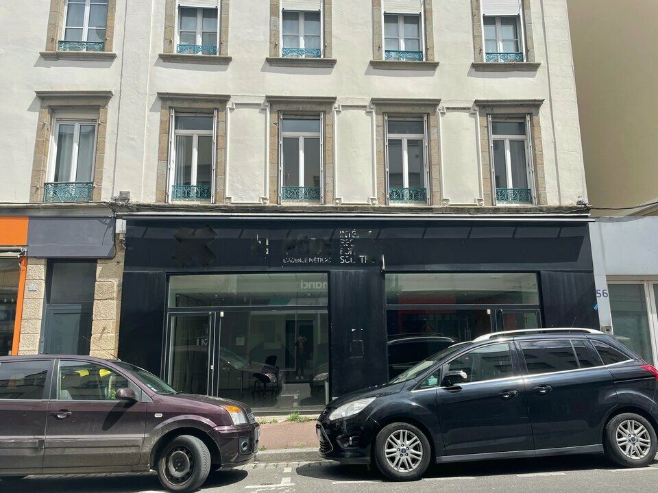 AU CŒUR DU CENTRE-VILLE DE LORIENT SUR UN AXE PASSANT - BEAU VISUEL EN FAÇADE AVEC LINÉAIRE VITRINE