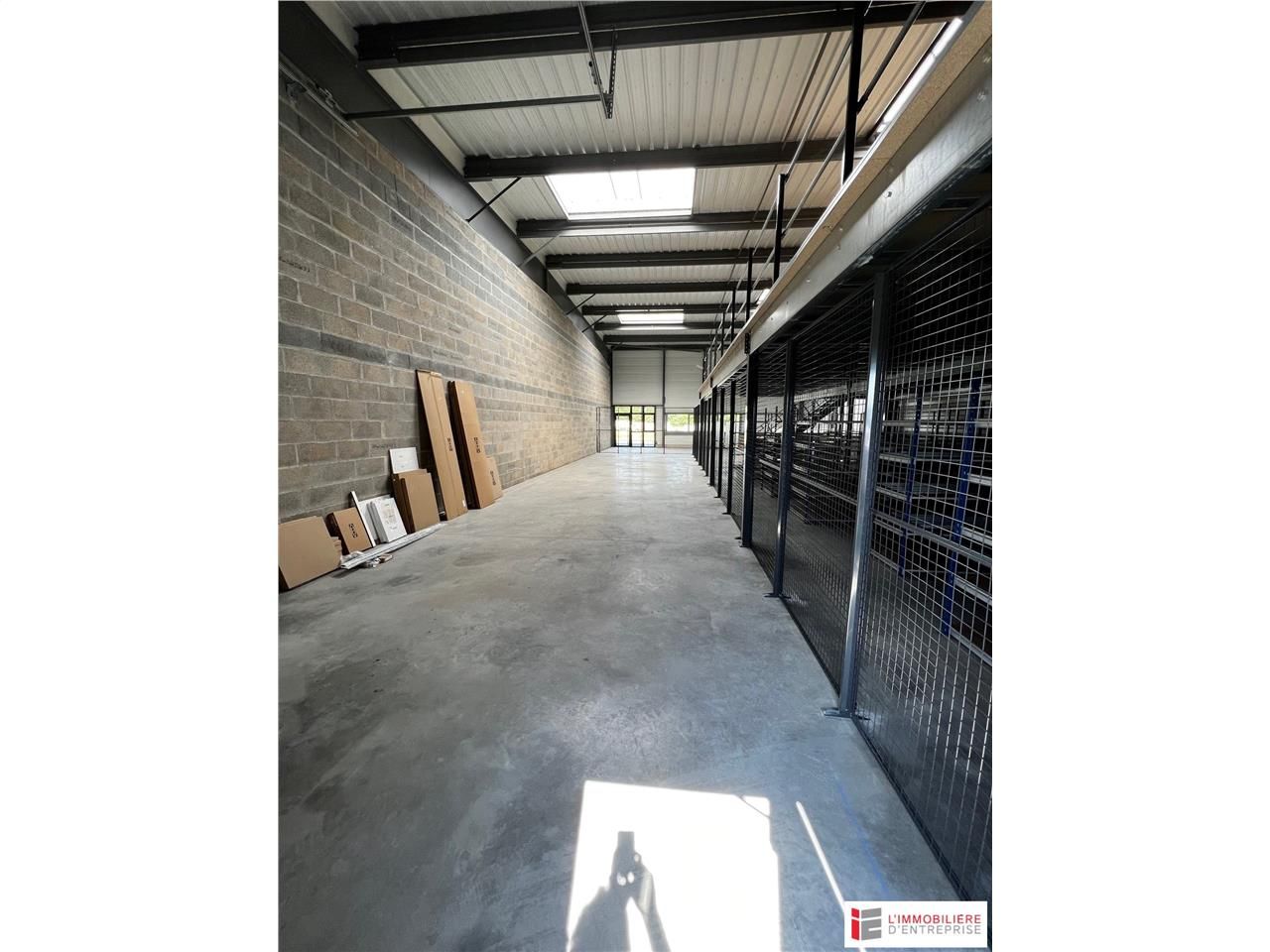 Location local d''activites 100 m² non divisibles
