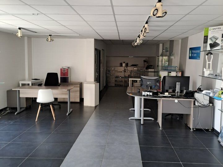LOCATION – LOCAL COMMERCIAL – 413 M² – FOUGÈRES