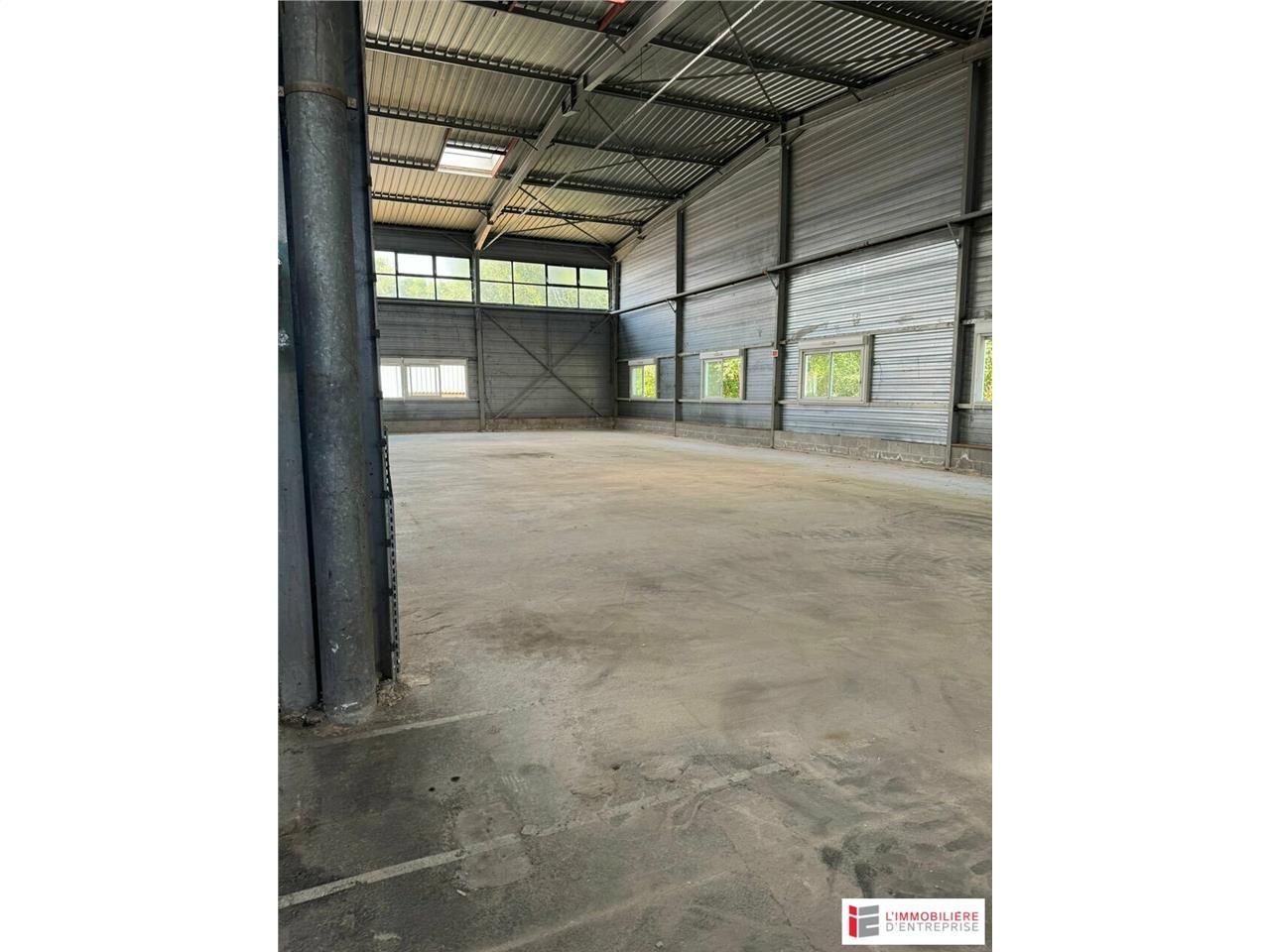 LOCATION – ENTREPÔT – 1 200 m² – LA SELLE-EN-LUITRÉ