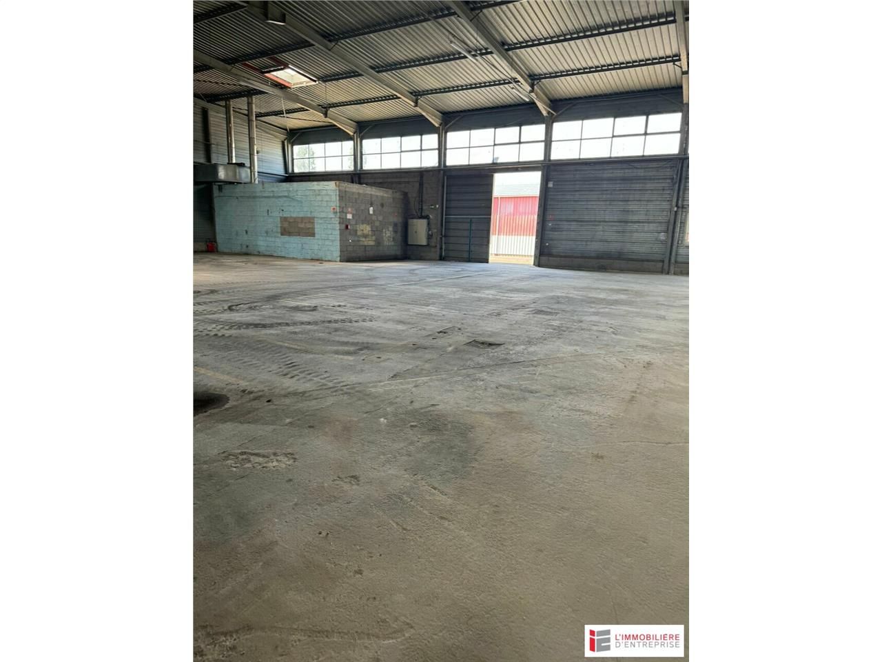 1200 m² pour ce entrepot en location à La selle en luitre