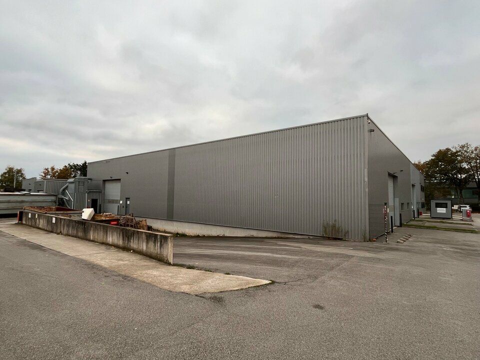 Location local d''activites 1800 m² non divisibles